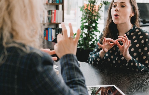 Corte Constitucional le pide al Instituto Nacional para Sordos un protocolo para denuncias de acoso sexual y&nbsp;laboral